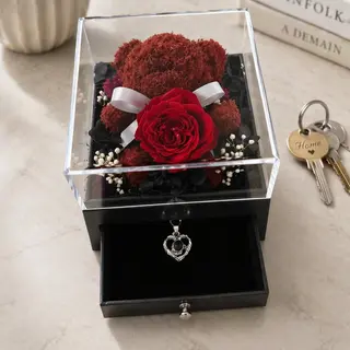 Joyero con rosa roja preservada y collar