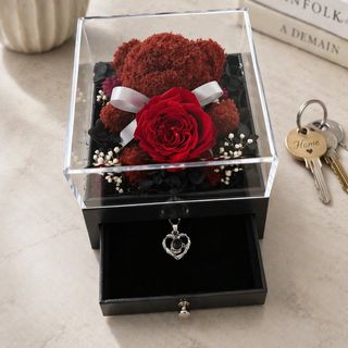 Joyero con rosa roja preservada y collar