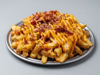 Patatas Fritas Con Cheddar y Bacon