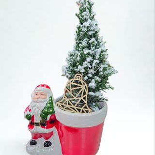 Pino Natural  Nevado con Macetero Papa Noel