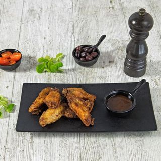 Alitas De Pollo Fritas Cajún Con Salsa BBQ