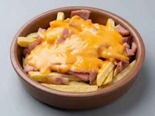 Ración De Patatas Al Horno Con Bacón Y Queso Chédar 