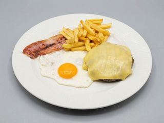 108.- Hamburguesa Con Bacón Y Queso, Huevo Y Patatas 