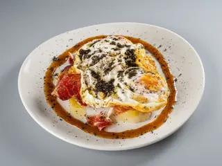 Ous ferrats amb pernil ibèric, patata i tòfona