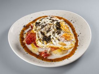 Ous ferrats amb pernil ibèric, patata i tòfona