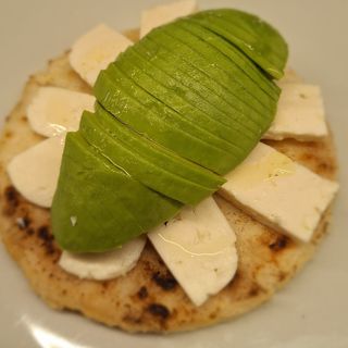 Arepa Con Aguacate Y Queso Latino