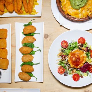 Tapa De Provolone Con Chimichurri Y Torraditas