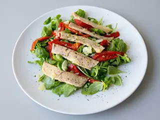 Ensalada De La Casa Con Queso De Cabra Y Ventresca