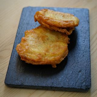Patatas de Olot rellenas de cebolla caramelizada y queso de cabra (2 uds)