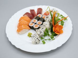 Q3. Menú California Salmón Con Maki Salmón