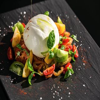 Ensalada de brotes tiernos y burrata con pesto