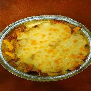 Tarrina de patatas fritas con jamón asado y mozzarella gratinada
