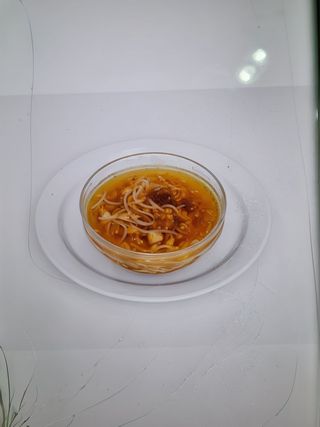 Sopa de pollo con fideos