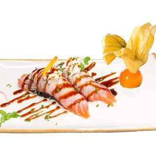 147.Nigiri arroz negero,salmon flameado y queso 2U