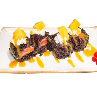 140.Arroz negro ,salmon,queso y mango  8u