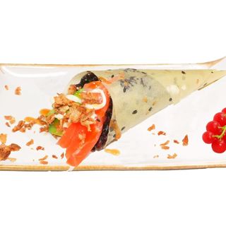 146.Dofu de arroz negro,salmon aguacate y cebolla 1U