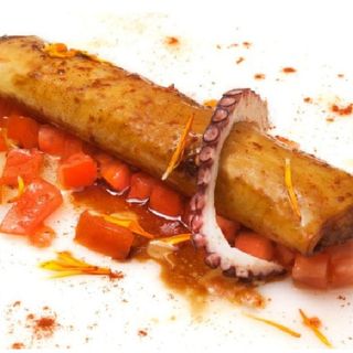 Canelones XL de pulpo con pimentón de la Vera