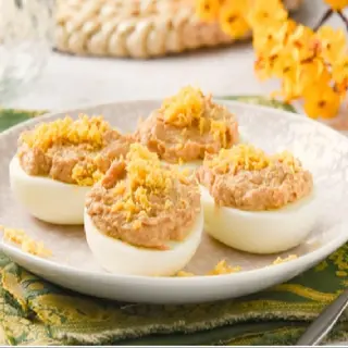 Huevos rellenos de atún