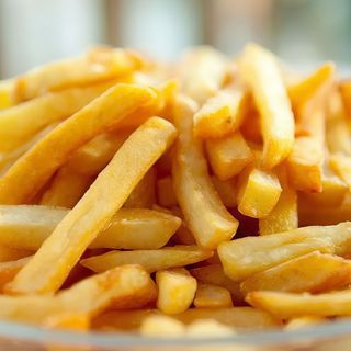 Papas fritas con bacon cheddar