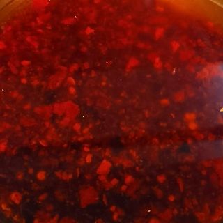 Salsa casera picante con aceite