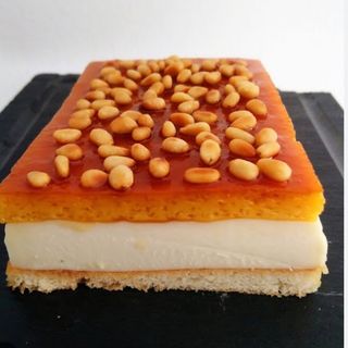 Tarta de queso con tocino de cielo  y piñones