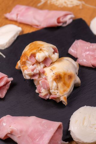 Empanada de jamón y queso