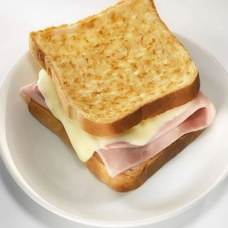 5. Sándwich De Jamón De York Con Queso, Lomo, Bacon Y Huevo Frito