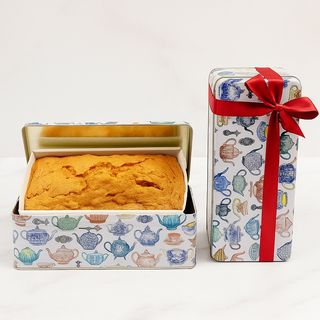 Bizcocho en caja decorada de latón