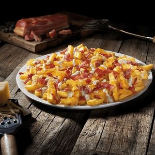 Patatas Con Bacón Con Salsa Cheddar Y BBQ