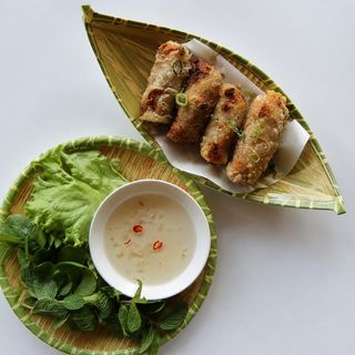 Rollitos “Garden” acompañados de lechuga y caldo de pescado