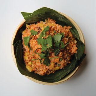 Arroz tropical con pato, piña, cilantro y frutos secos