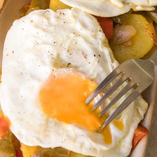 PATATAS A LO POBRE CON HUEVOS FRITOS