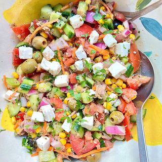 Ensalada Fresca Dietética Con Atún Y Queso Burgos