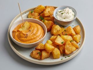 18. Patatas fritas dos salsas