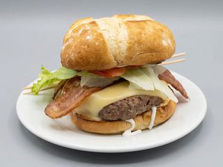 35. Hamburguesa con queso, lechuga, tomate y mayonesa