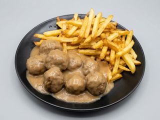 68. Albóndigas en salsa de tomate  y patatas