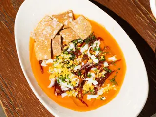 Salmorejo muy cremoso con regañás, jamón y huevo cocido