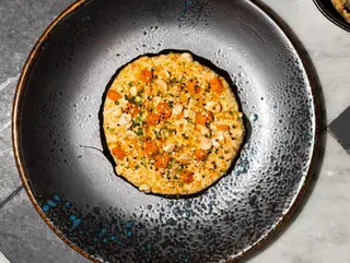 Hummus tradicional, frutos secos, miel de caña y berenjenas crujientes
