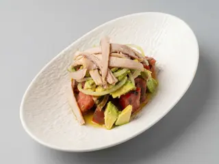 Ensalada de tomate de temporada, aguacate y ventresca de bonito
