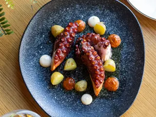 Patitas de pulpo a la brasa, patata asada y mojo picón