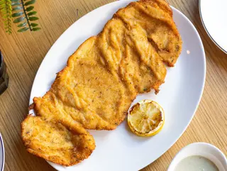 Milanesa de pollo de corral y salsa de champiñones