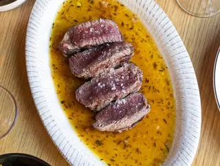 Solomillo a la parrilla y refrito de ajos y guindilla