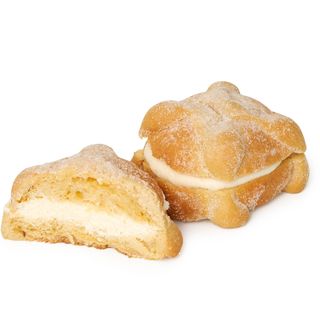 Pan de muerto relleno de nata