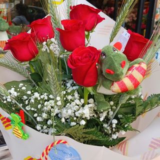 Ram de 6 Roses amb Peluix de Sant Jordi