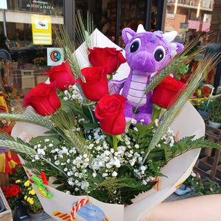 Ram de 6 Roses amb Peluix Lila de Sant Jordi