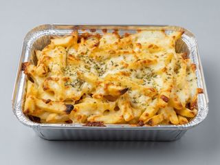 Patatas fritas gratinado con becon y queso