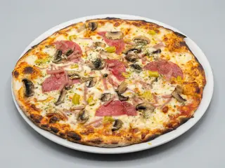 Pizza Romana,tomate,queso,salami,jamón, champiñones y Guindilla 