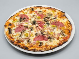 Pizza Romana,tomate,queso,salami,jamón, champiñones y Guindilla 