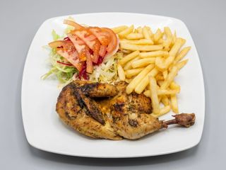 Pollo Asado Con Patatas Y Ensalada