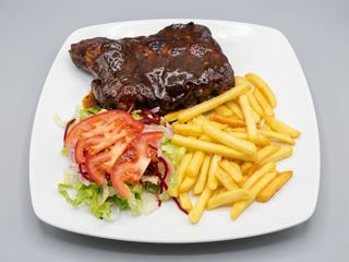 Costilla De Cerdo Con Ensalada Y Patatas